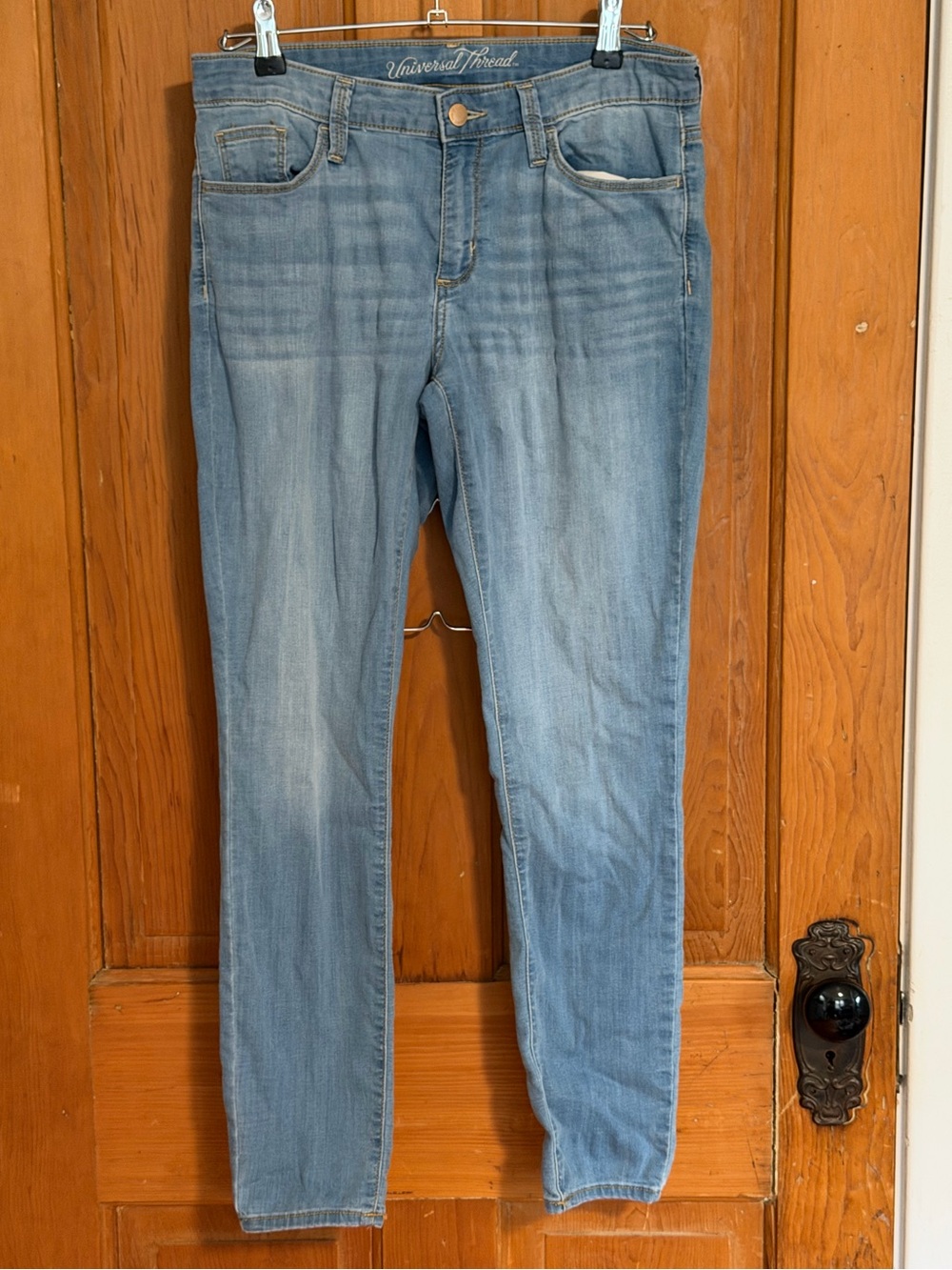 Universal Thread Women’s Mid Rise Skinny Light Wash Blue Stretch 5-Pocket Jean